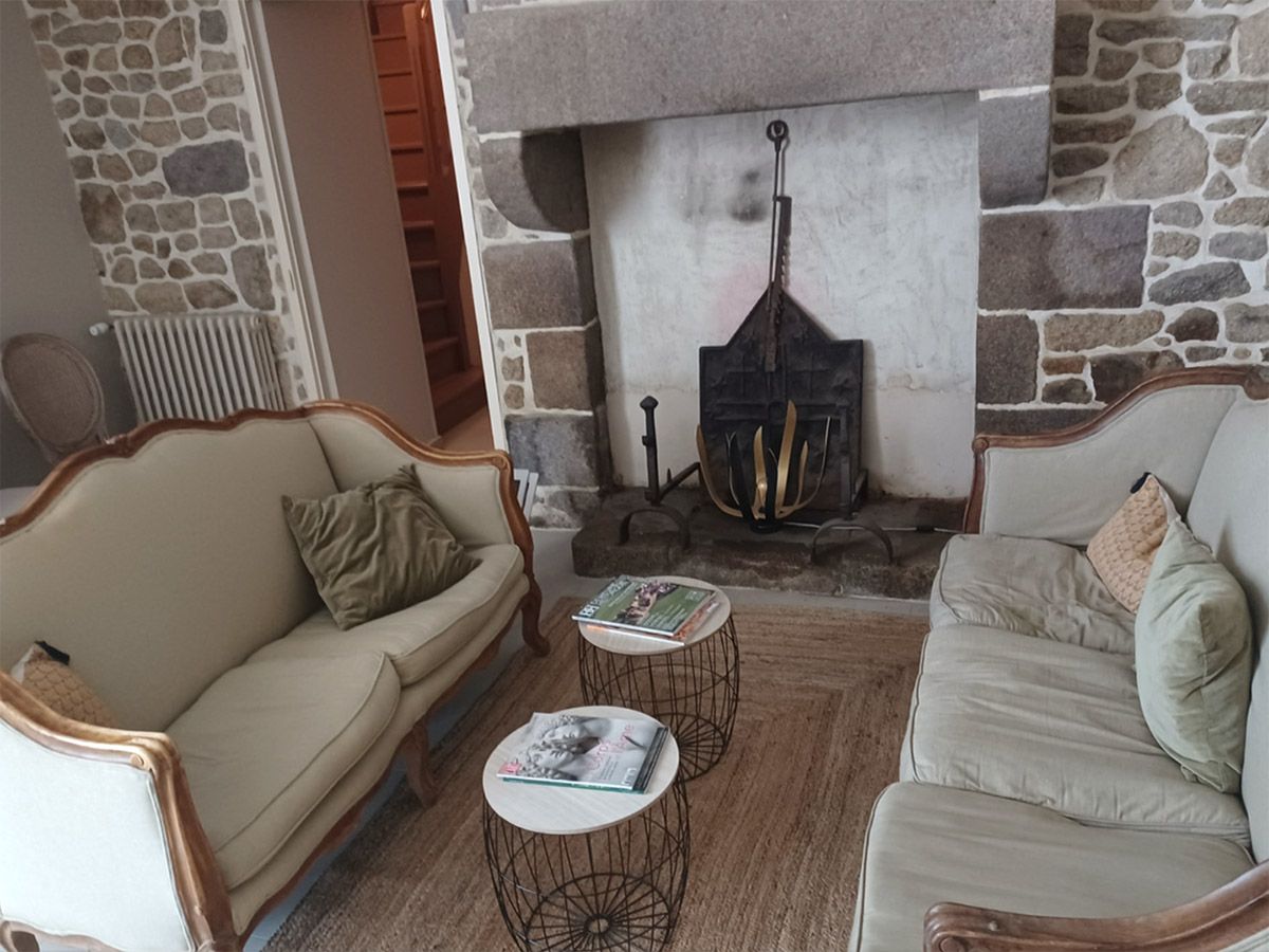 Gite du chÃ¢teau Le Rocher Portail : le salon et sa cheminÃ©e